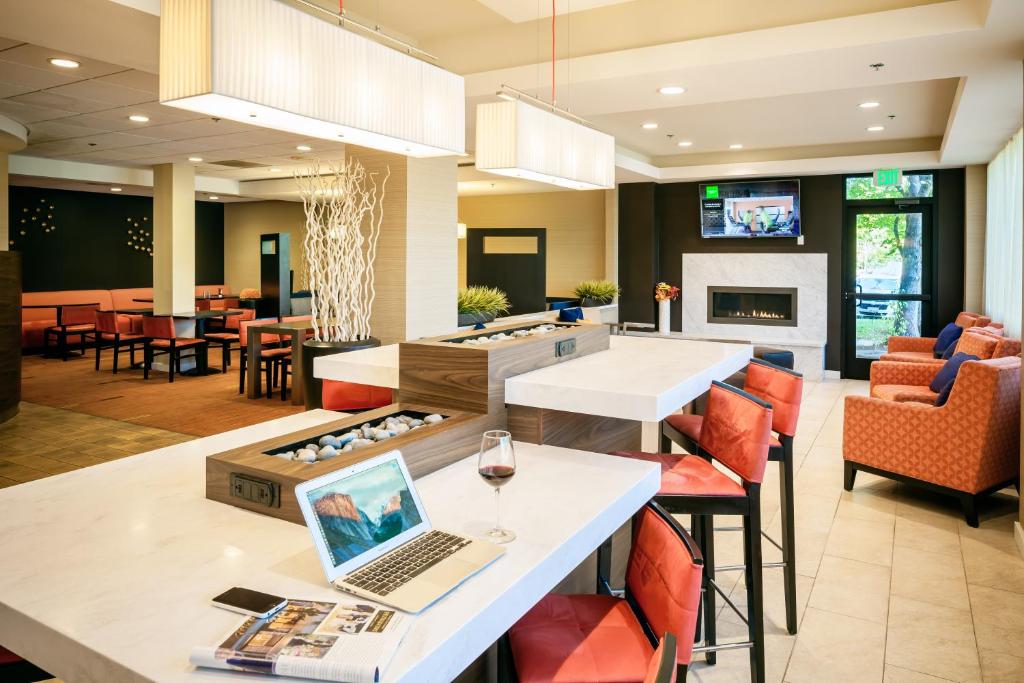 Courtyard by Marriott Santa Rosa - image 2