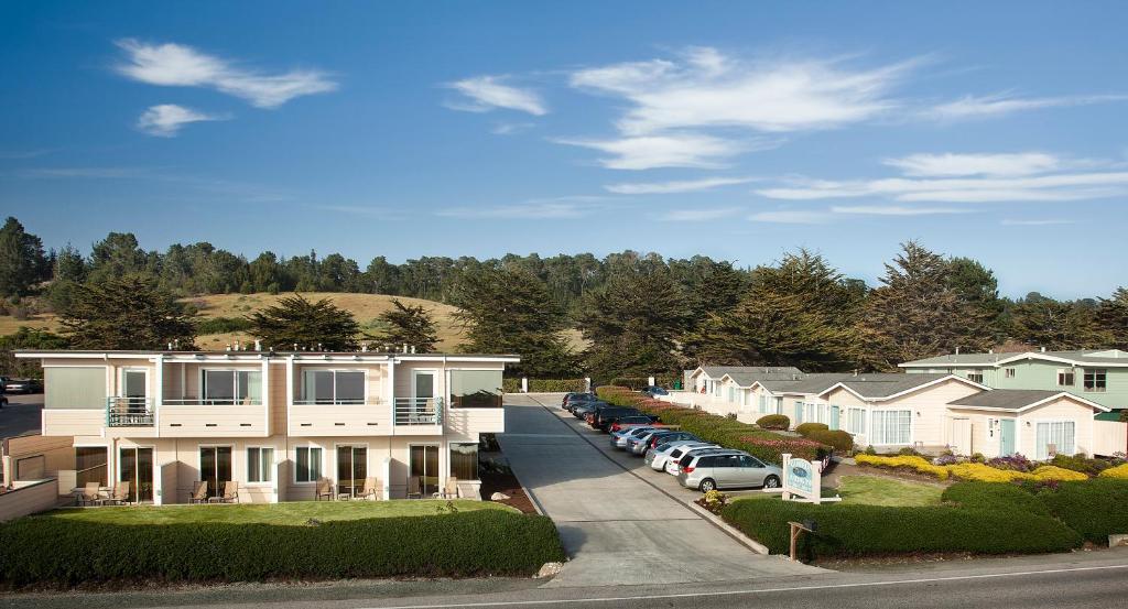Cambria Landing Inn and Suites - image 3