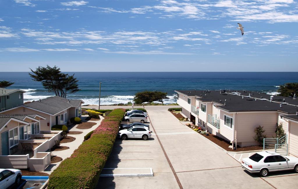 Cambria Landing Inn and Suites - image 4