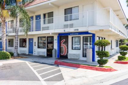 Motel 6-Bakersfield CA - Convention Center - image 1