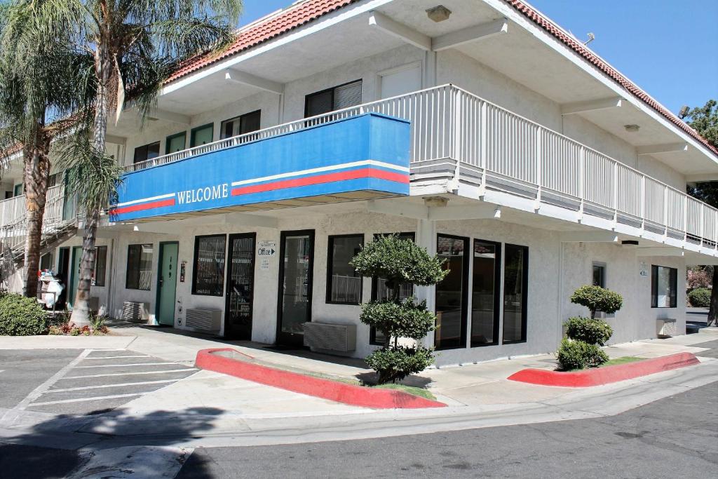 Motel 6-Bakersfield CA - Convention Center - image 2