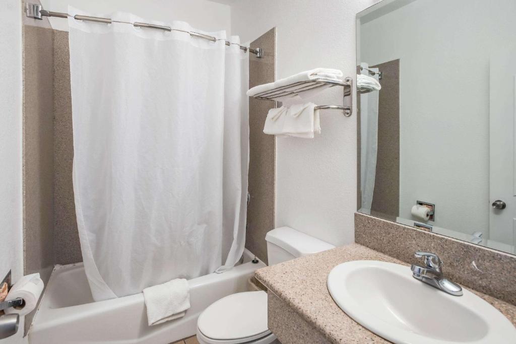 Rodeway Inn & Suites - Pasadena - image 2