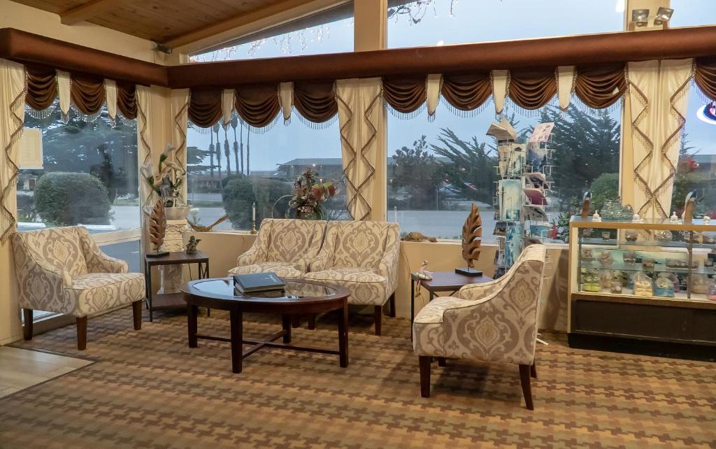 Silver Surf Motel - image 4
