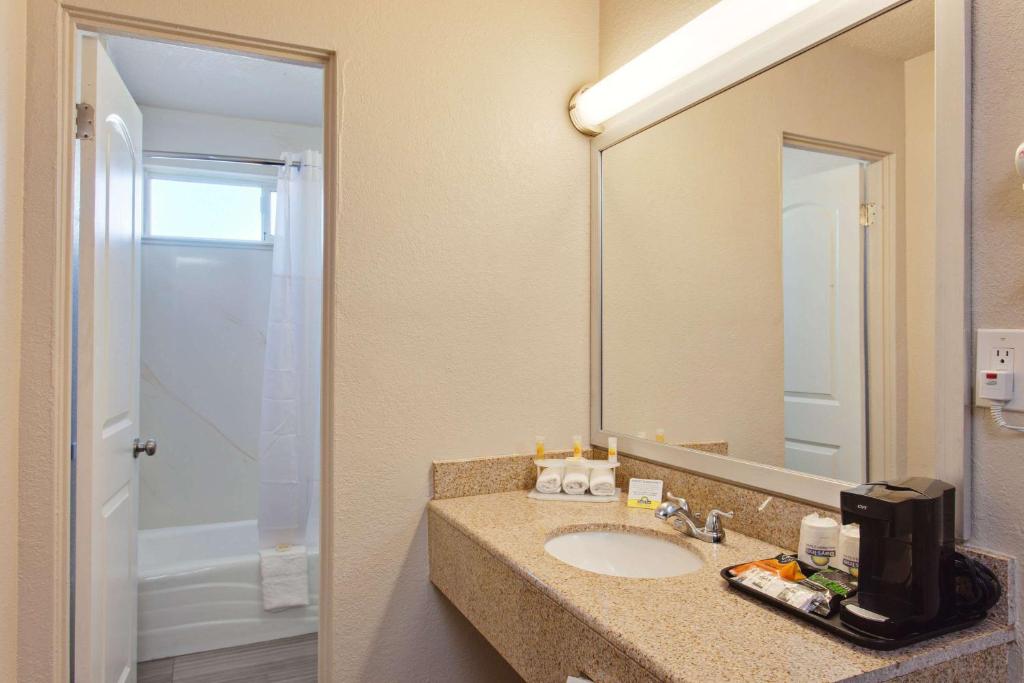 Days Inn by Wyndham Chowchilla Gateway to Yosemite - image 2