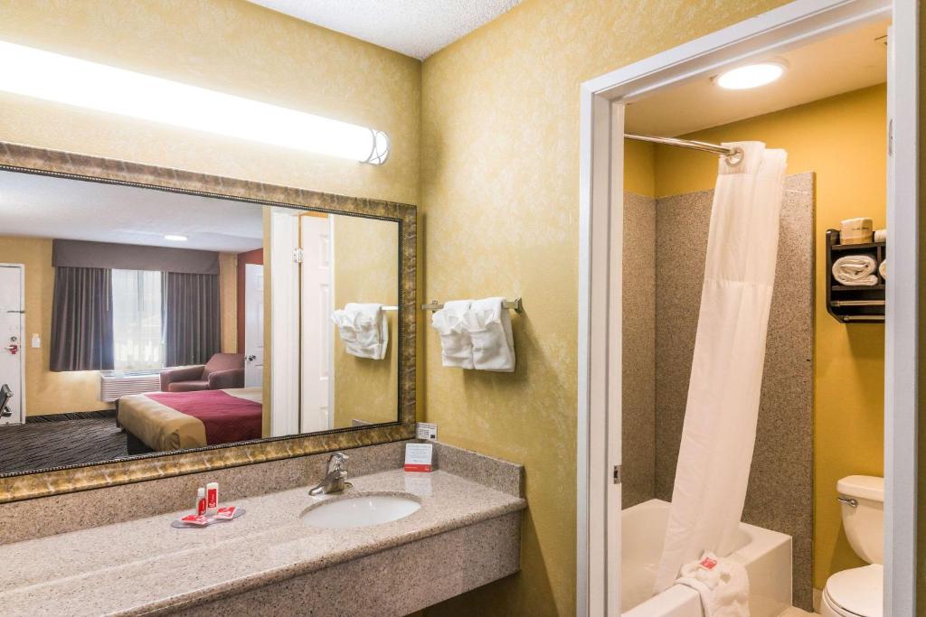 Econo Lodge Hesperia - Victorville I-15 - image 4