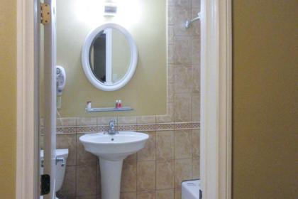 Econo Lodge - image 2