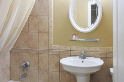 Econo Lodge - image 4