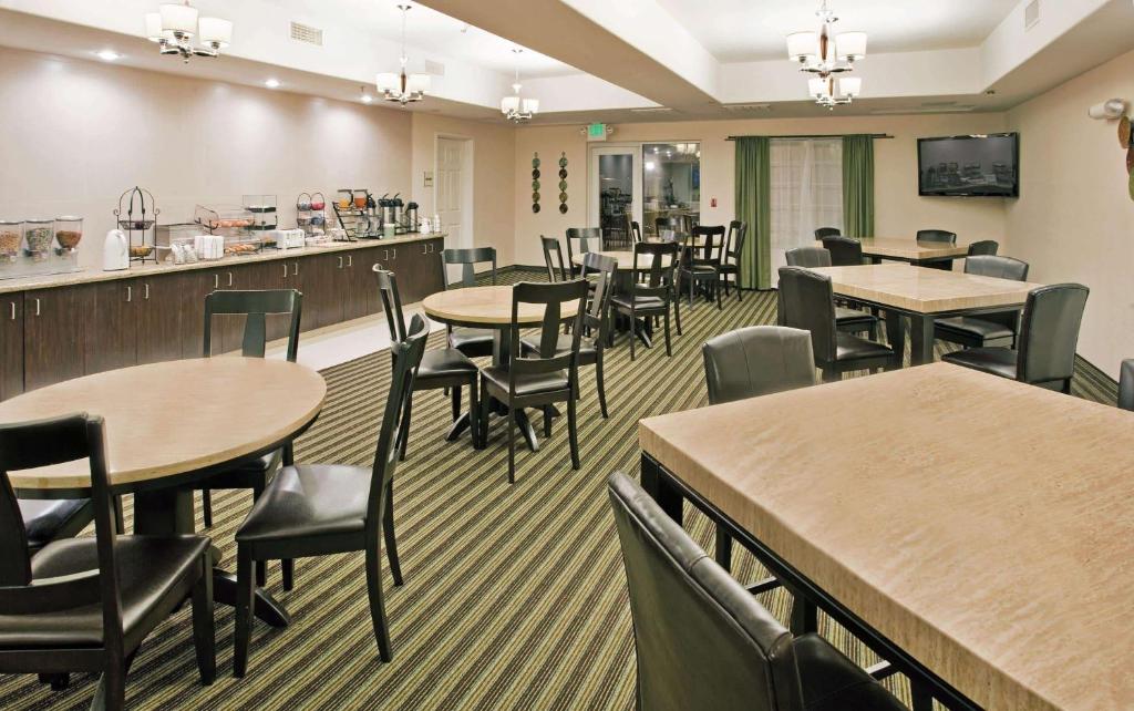 La Quinta by Wyndham Fowler - image 2