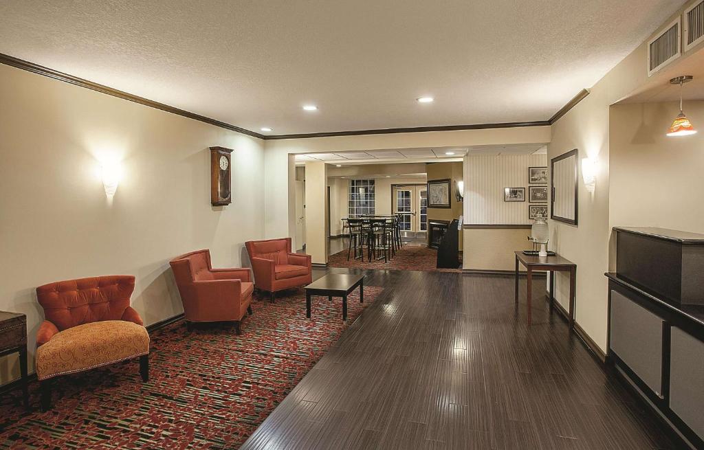 La Quinta by Wyndham Davis - image 2