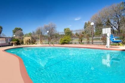 Super 8 by Wyndham Chico - image 3