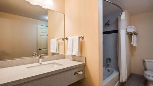 Best Western Plus Twin View Inn & Suites - image 5