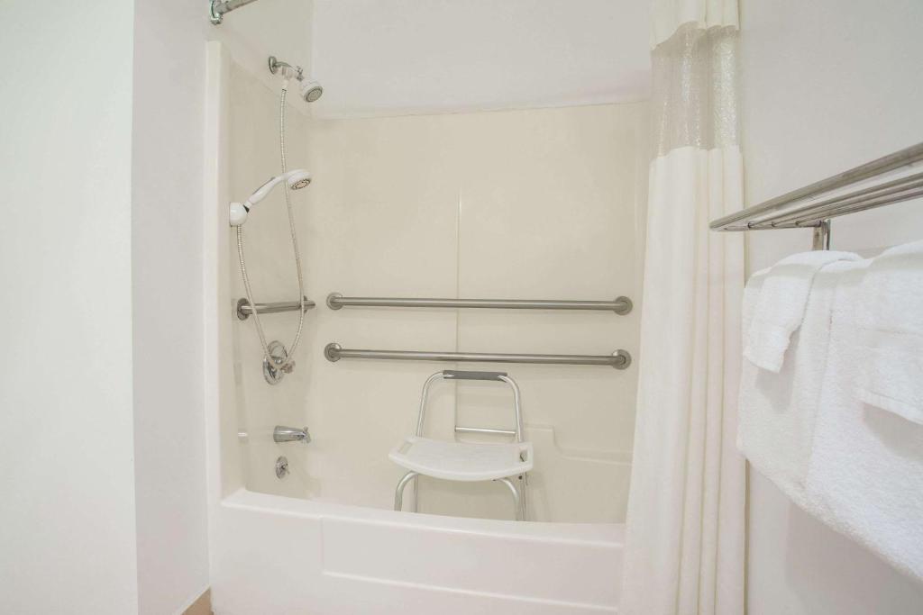 Travelodge by Wyndham Fort Bragg - image 2
