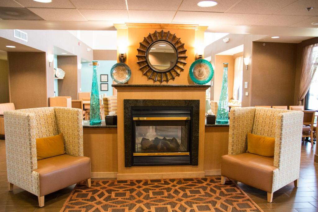 Hampton Inn & Suites Madera - image 2