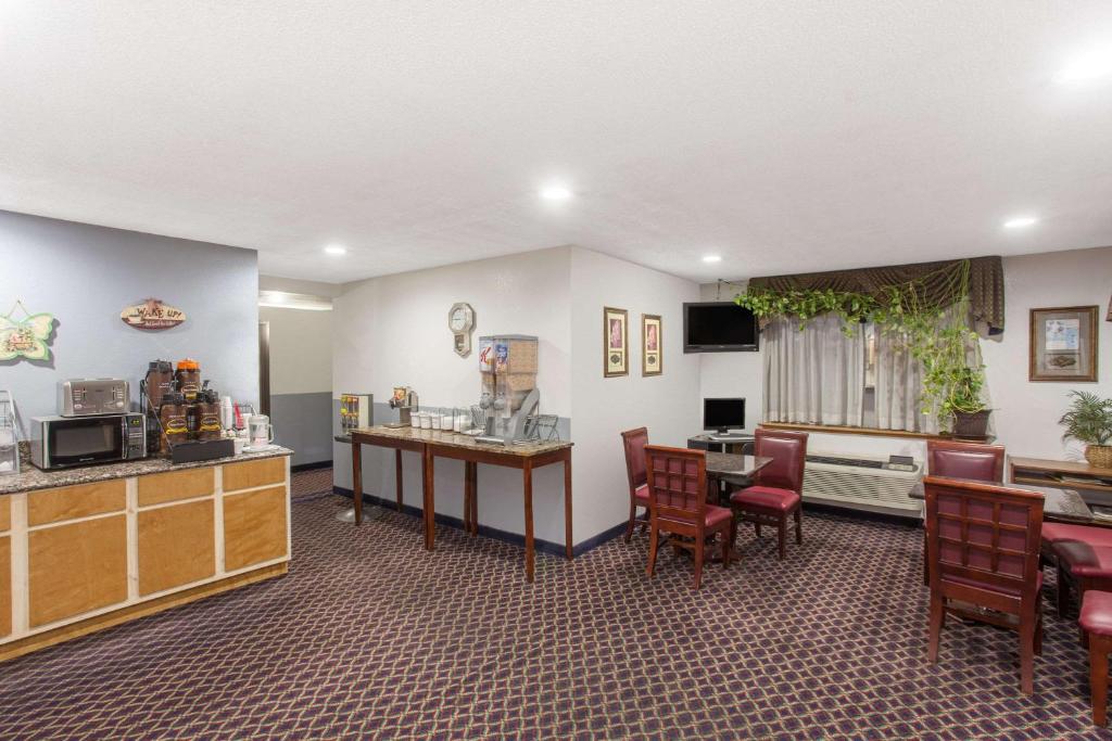 Super 8 by Wyndham Selma/Fresno Area - image 2