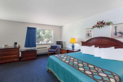 Super 8 by Wyndham Selma/Fresno Area - image 4