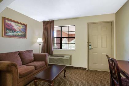 Super 8 by Wyndham Cabot - image 4