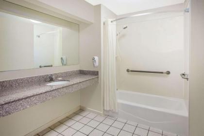 Super 8 by Wyndham Cabot - image 8