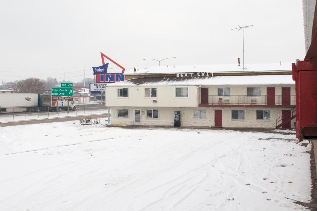 Budget Inn - image 3