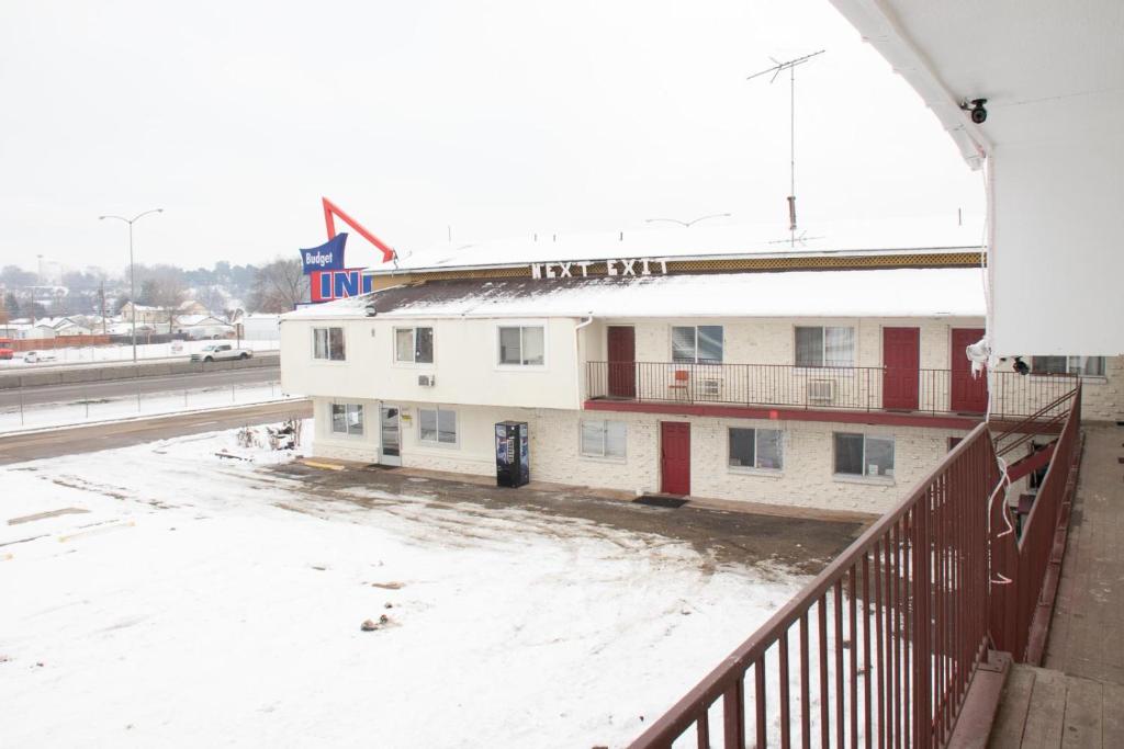 Budget Inn - image 4