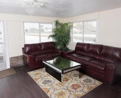 Budget Inn - image 7