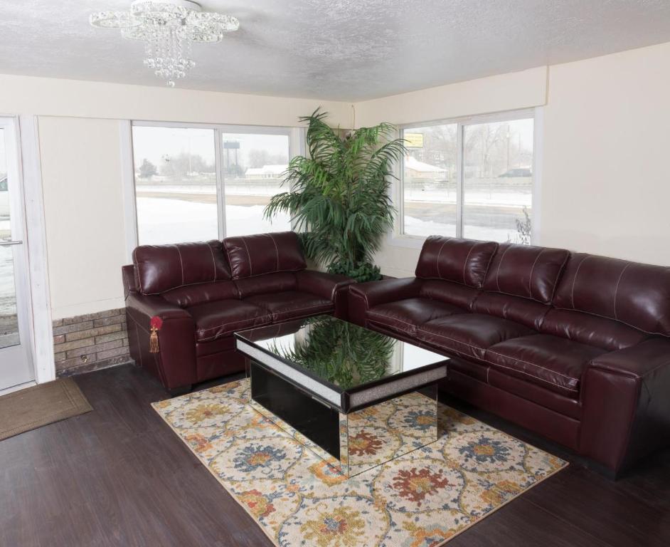 Budget Inn - image 7