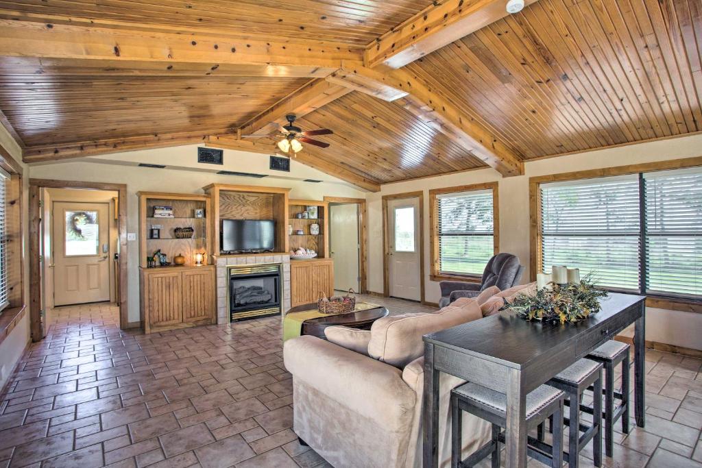 Pet-Friendly Efficiency Cottage with Pond and Pool! - main image