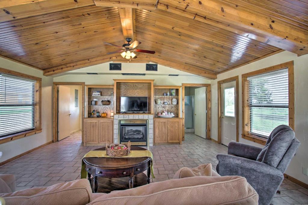 Pet-Friendly Efficiency Cottage with Pond and Pool! - image 3