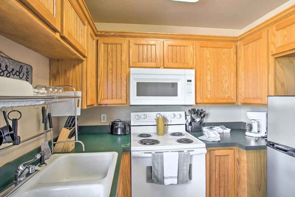 Pet-Friendly Efficiency Cottage with Pond and Pool! - image 6