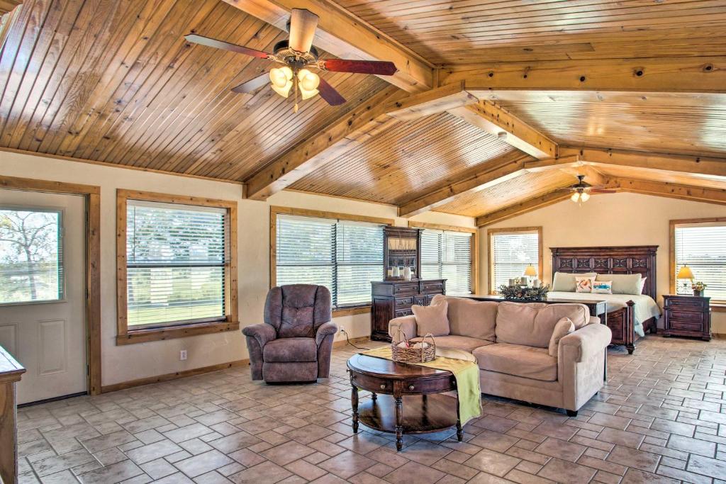 Pet-Friendly Efficiency Cottage with Pond and Pool! - image 7