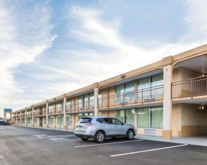 Econo Lodge Calhoun - image 2