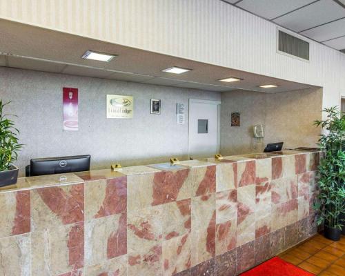 Econo Lodge Calhoun - image 3