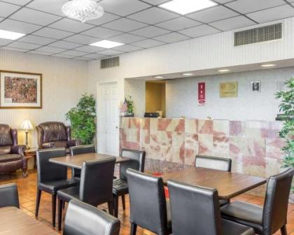 Econo Lodge Calhoun - image 8