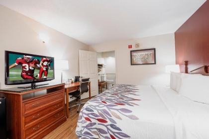 Red Roof Inn & Suites Calhoun - image 9