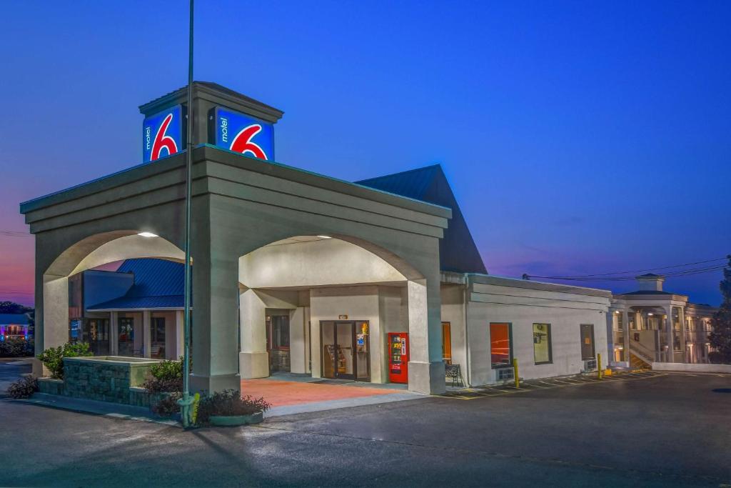 Motel 6-Calhoun GA - image 3