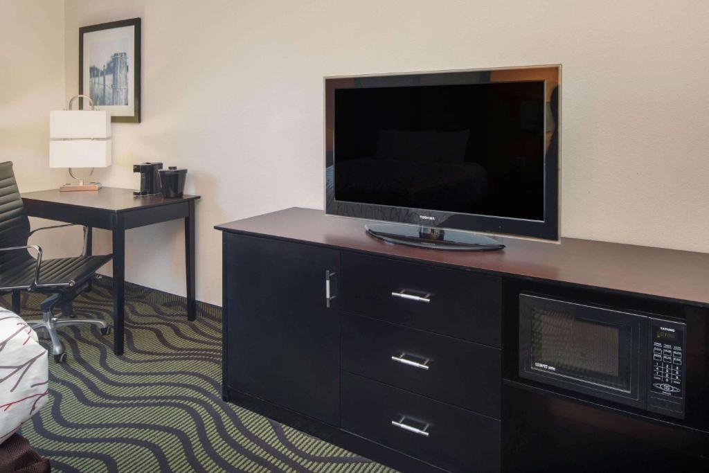 La Quinta Inn by Wyndham Calhoun - image 5