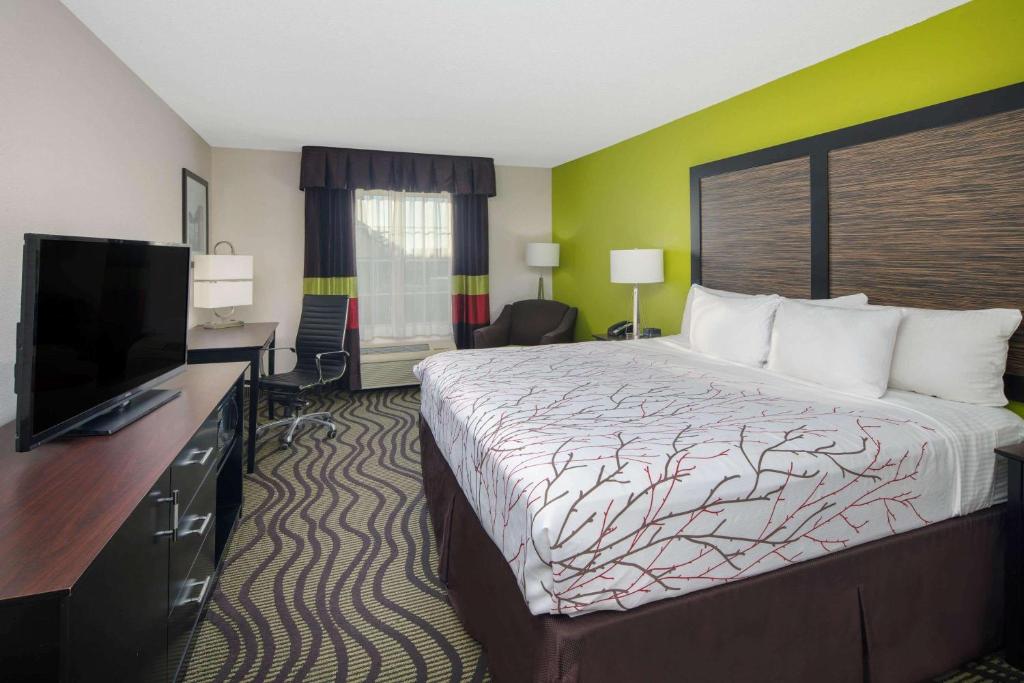 La Quinta Inn by Wyndham Calhoun - image 6