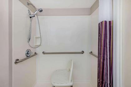 La Quinta Inn & Suites by Wyndham Lexington Park - image 2