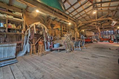 Vintage Farmhouse about 2 half Mi to Mount Pleasant Ski! - image 4