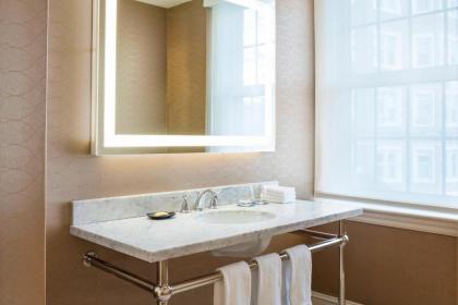 Sheraton Commander Hotel - image 11