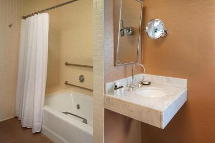Sheraton Commander Hotel - image 12