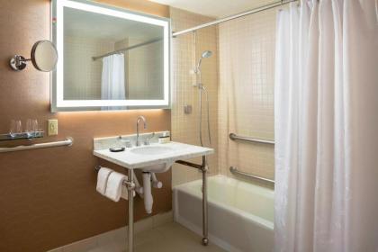 Sheraton Commander Hotel - image 8