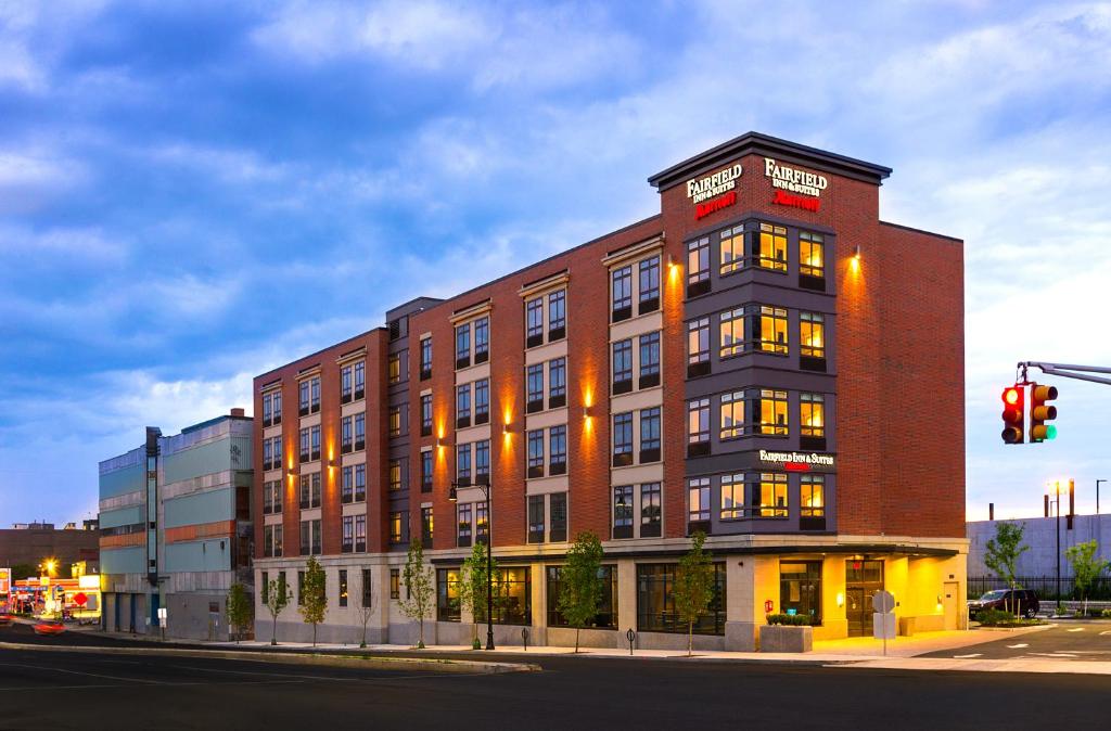 Fairfield Inn & Suites by Marriott Boston Cambridge - main image