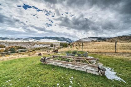 Dreamswest Ennis Studio with Deck and Stunning Views - image 10