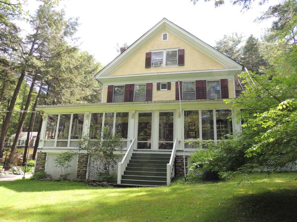 Brookview Manor Inn - main image