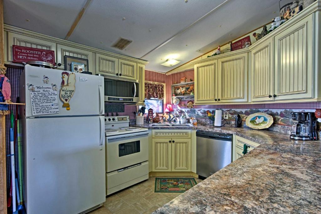 Waterfront House with Private Dock on Lake Eufaula! - image 7
