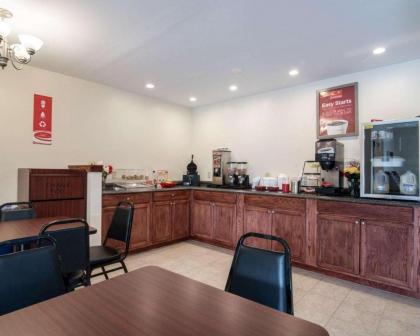 Econo Lodge Inn & Suites Canandaigua - image 13