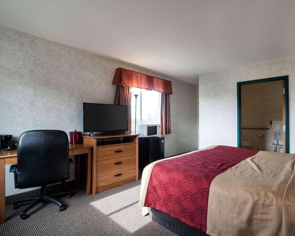 Econo Lodge Inn & Suites Canandaigua - image 6