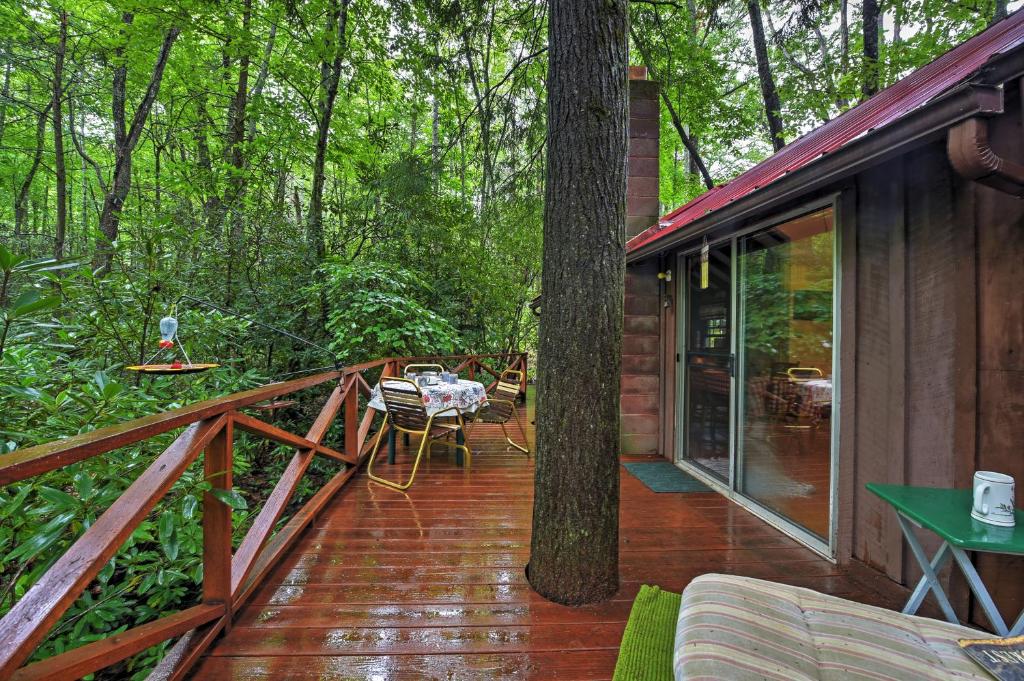 Serene Creekside Cottage Near Asheville with Fire Pit - image 3