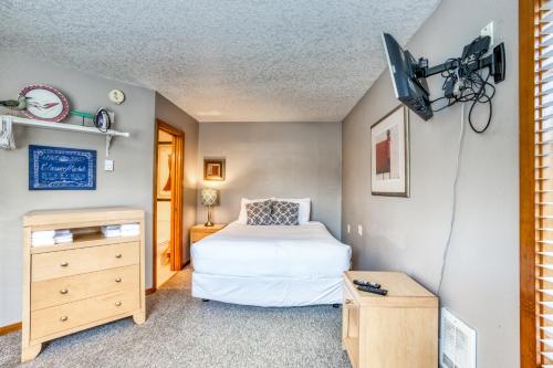Beaches Inn | Sandpiper Pier Cottage - image 5