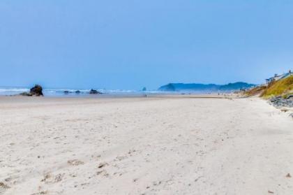 Cozy Cannon Beach Condo - image 3